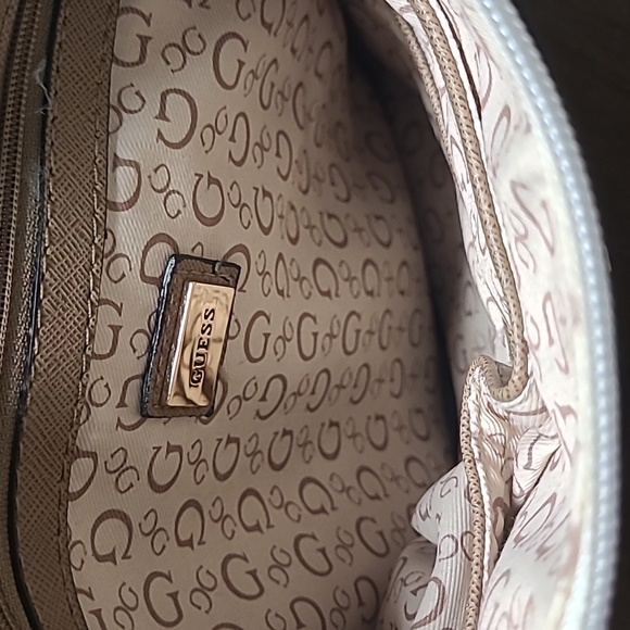 Guess Crossbody - Picture 3 of 7